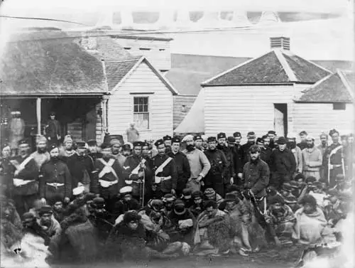 Soldiers guard Māori prisoners, 1867