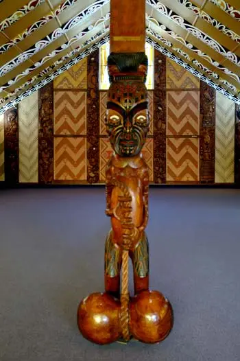 Te pou o Hoturoa kei te marae o Ōtāwhao