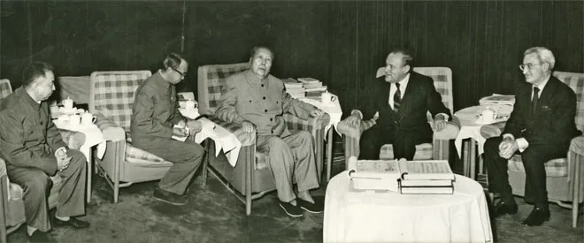 Robert Muldoon with Mao Zedong, Beijing, China, 30 April 1976