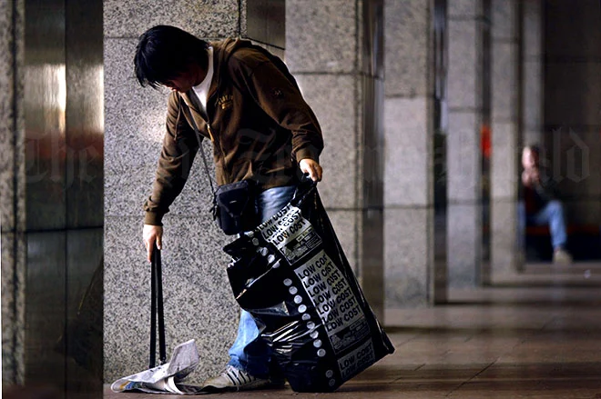 Won Joon Cho picking up rubbish, Auckland, 2004