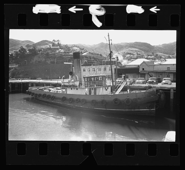 Lyttelton tug boat at wharf
